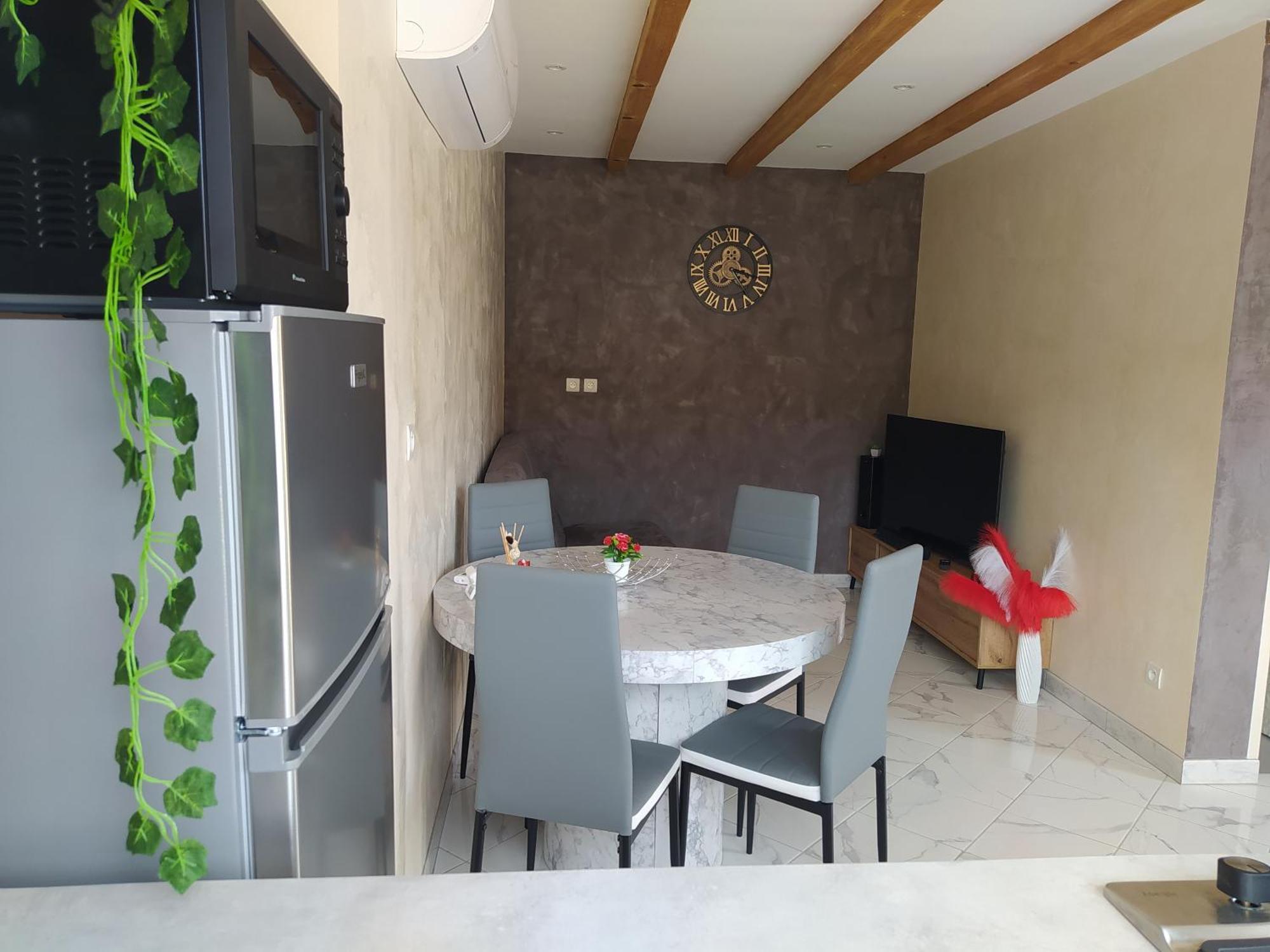 Studio Cosy Avec Terrasse Et Jacuzzi A Disposition De Mai A Aout Rians  Εξωτερικό φωτογραφία