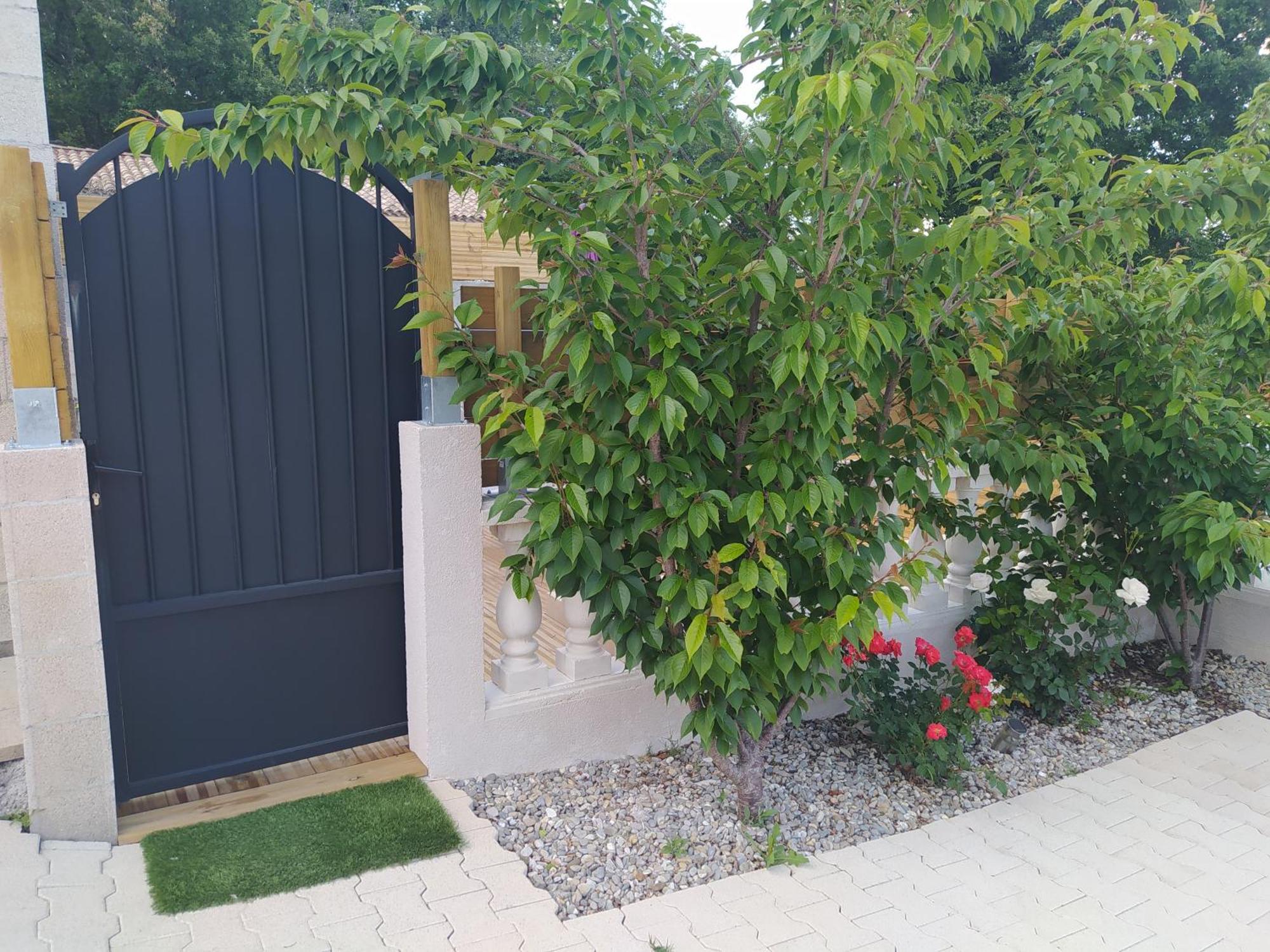 Studio Cosy Avec Terrasse Et Jacuzzi A Disposition De Mai A Aout Rians  Εξωτερικό φωτογραφία